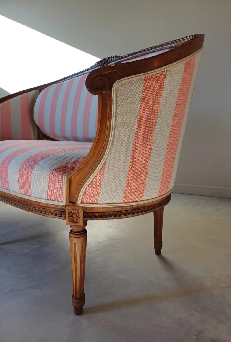 Bergère ancienne retapissée en tissu rayé rose et beige