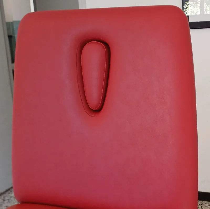 Dossier de chaise recouvert de simili rouge avec poignée intégrée