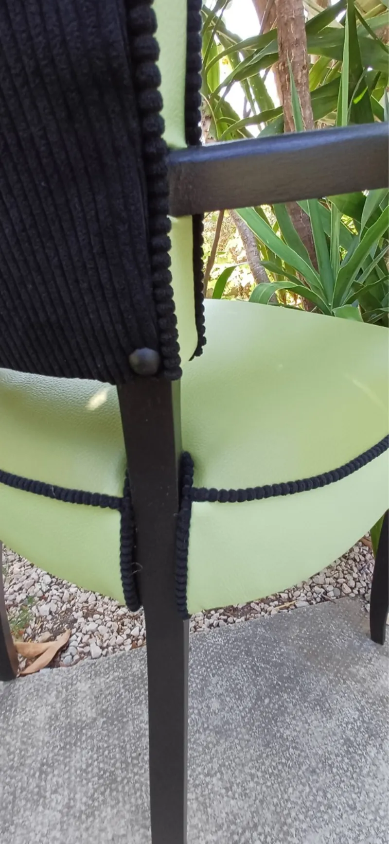 Fauteuil bridge rénové en simili vert et velours côtelé noir