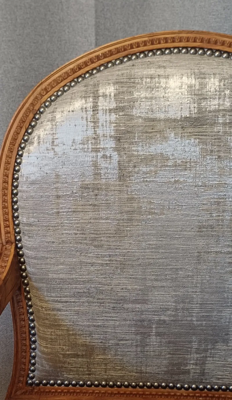 Fauteuil de style retapissé en velours argenté, finition cloutée