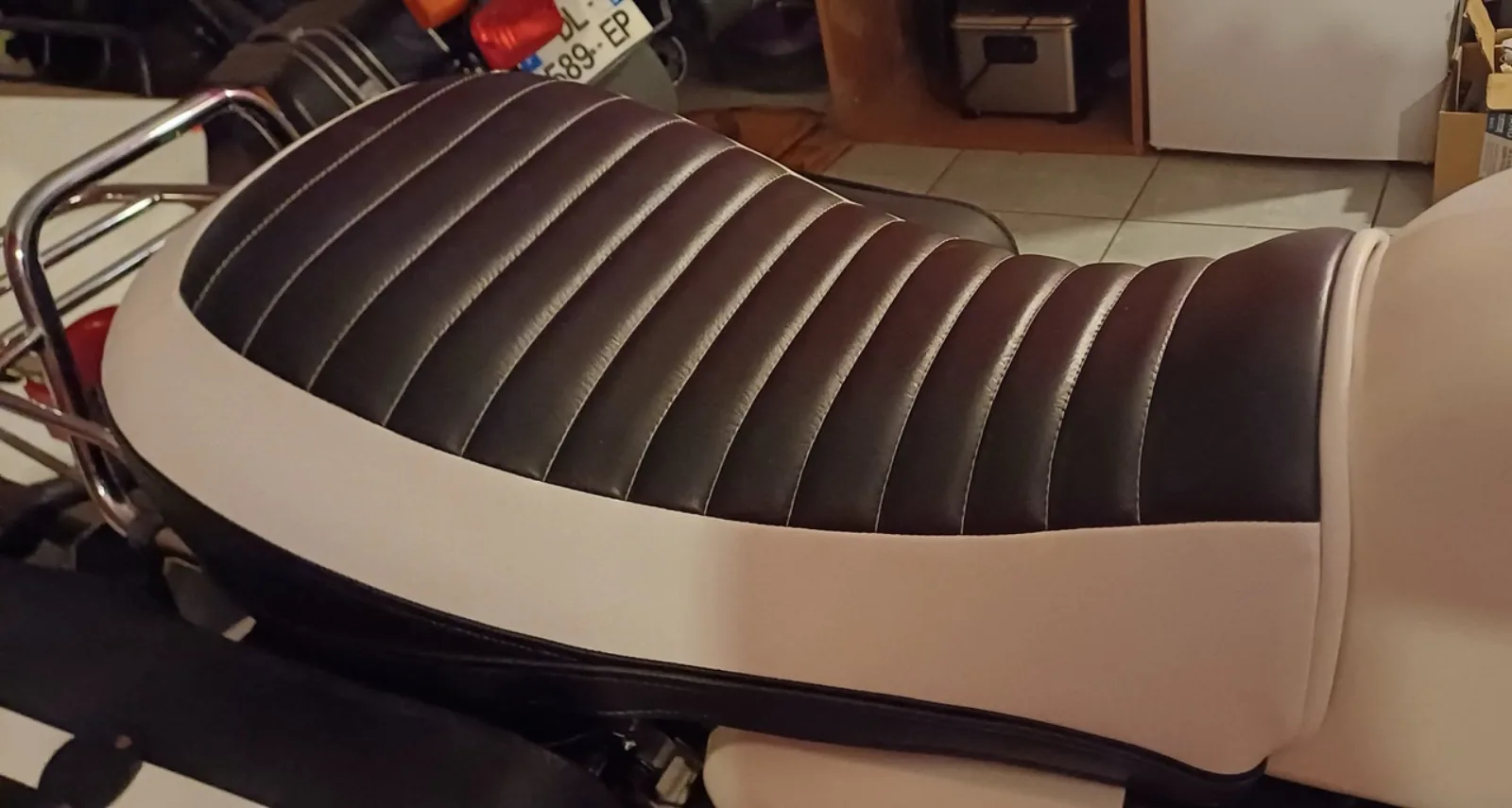 Selle de moto refaite sur mesure, plis noirs et base blanche – Art & Confort