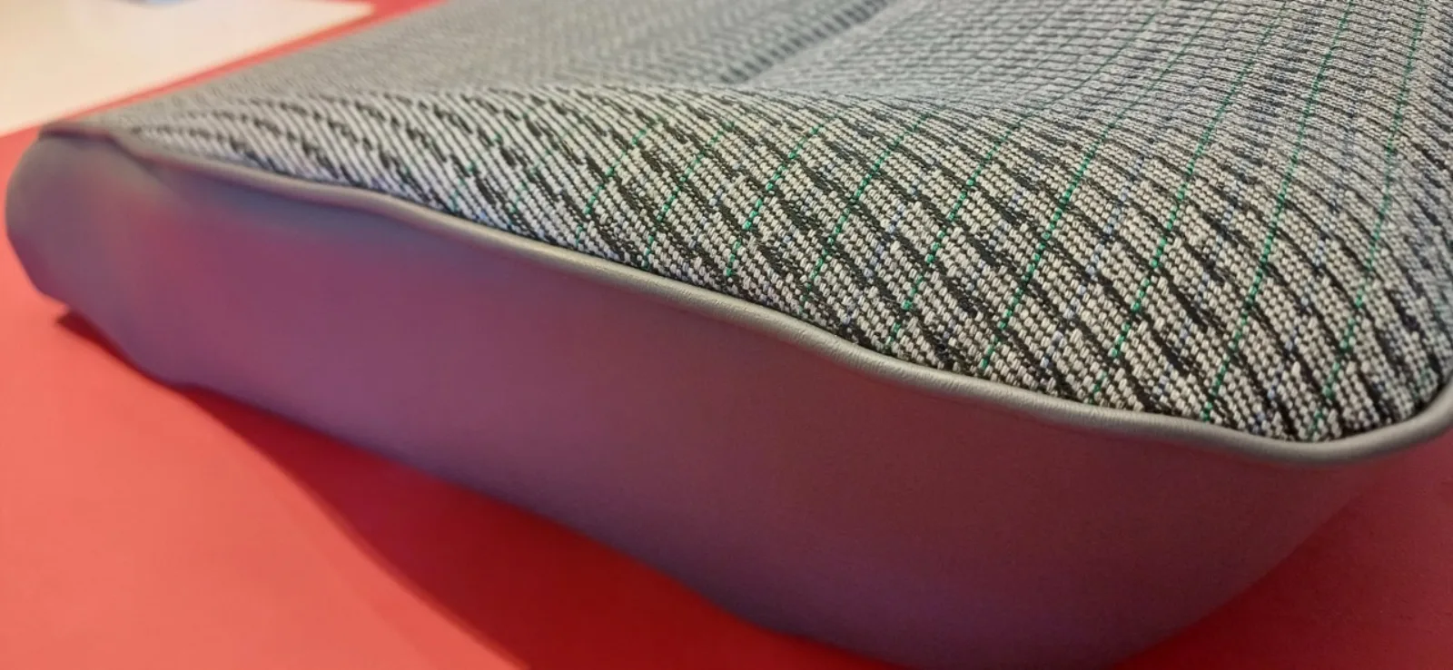 Coussin sur mesure en tissu technique gris chiné