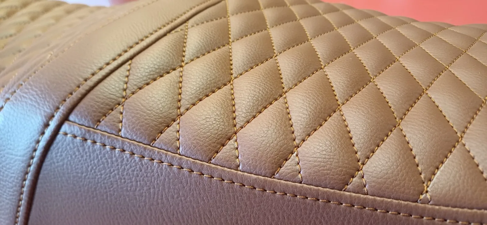 Capitonnage losanges surpiqué – détail d'une selle sur mesure