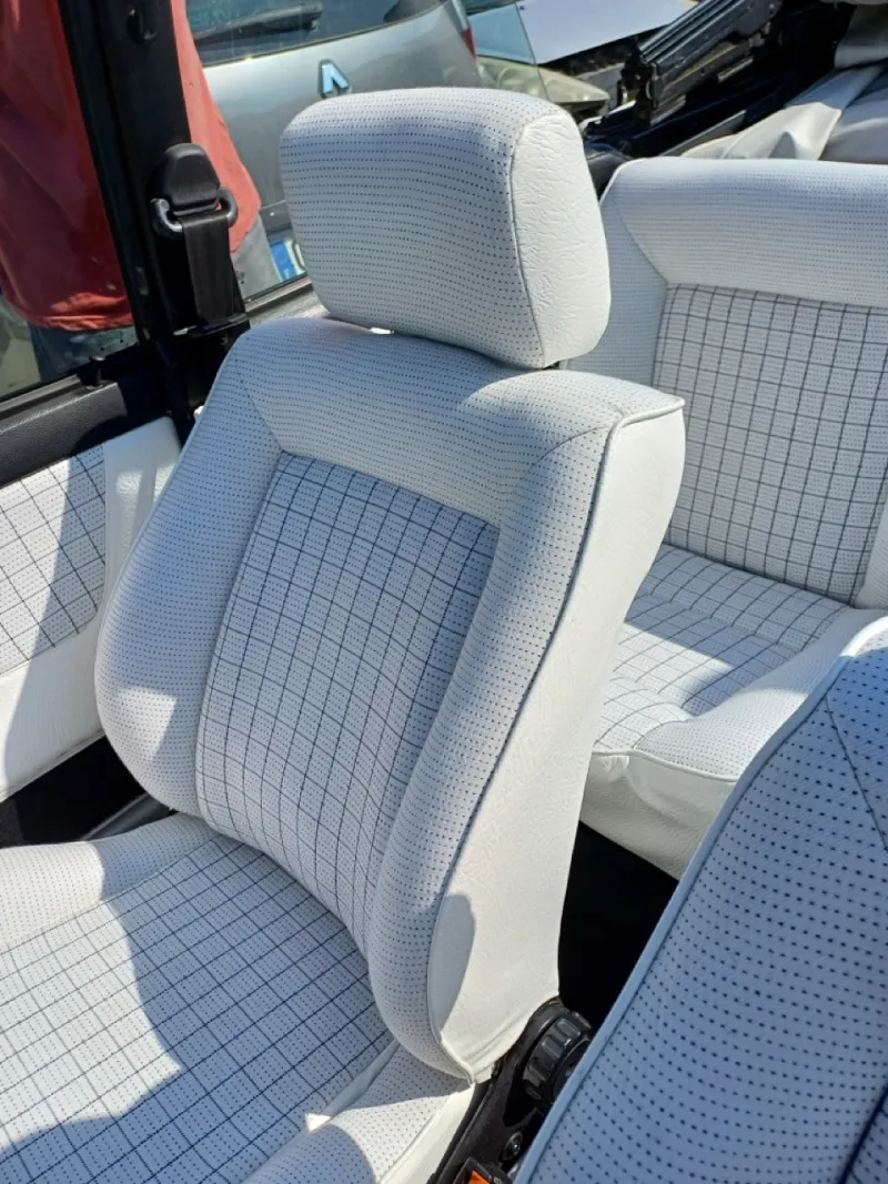 Sièges de cabriolet retapissés en tissu à carreaux blanc