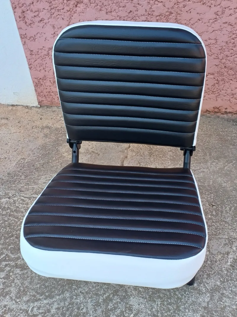 Siège pliant de voiture ancienne refait en simili noir et blanc