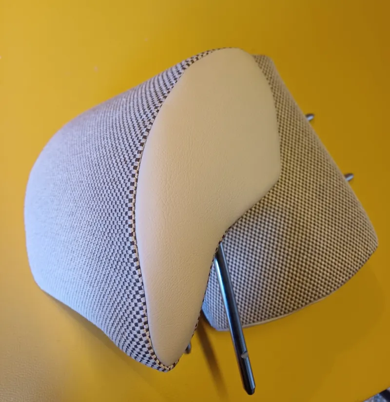 Appuie-tête restauré en cuir beige et tissu d'origine