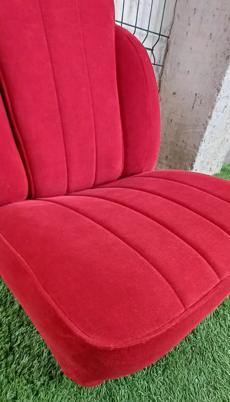 Siège auto regarni en velours rouge – détail des coutures