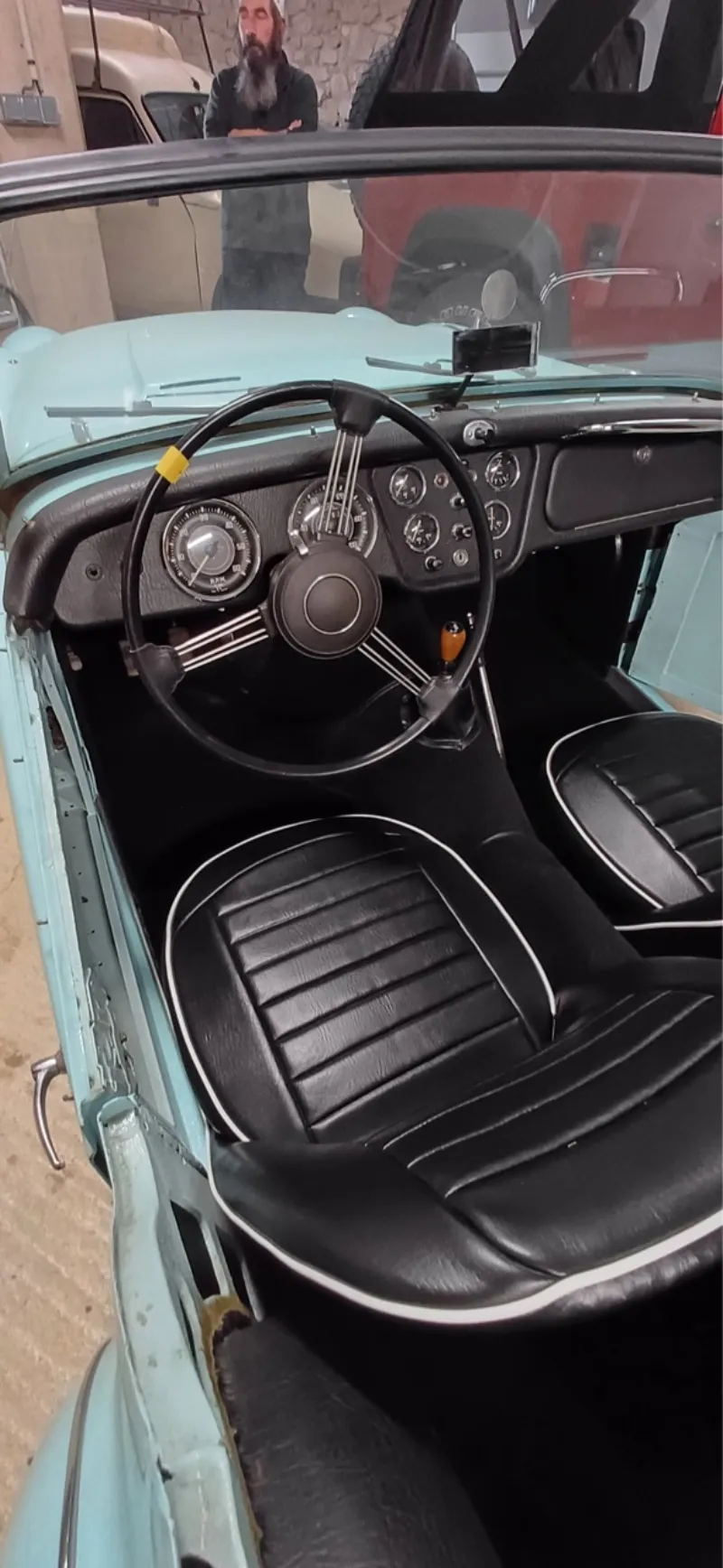 Intérieur de voiture de collection aux sièges refaits en simili noir