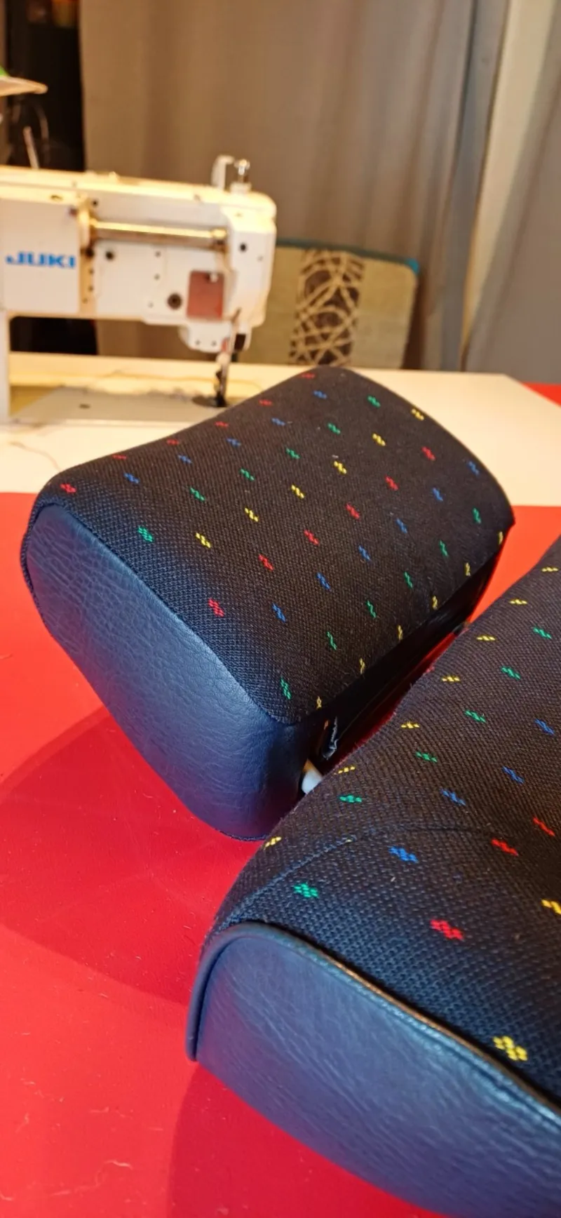 Appuie-têtes recouverts de tissu à motifs dans l'atelier